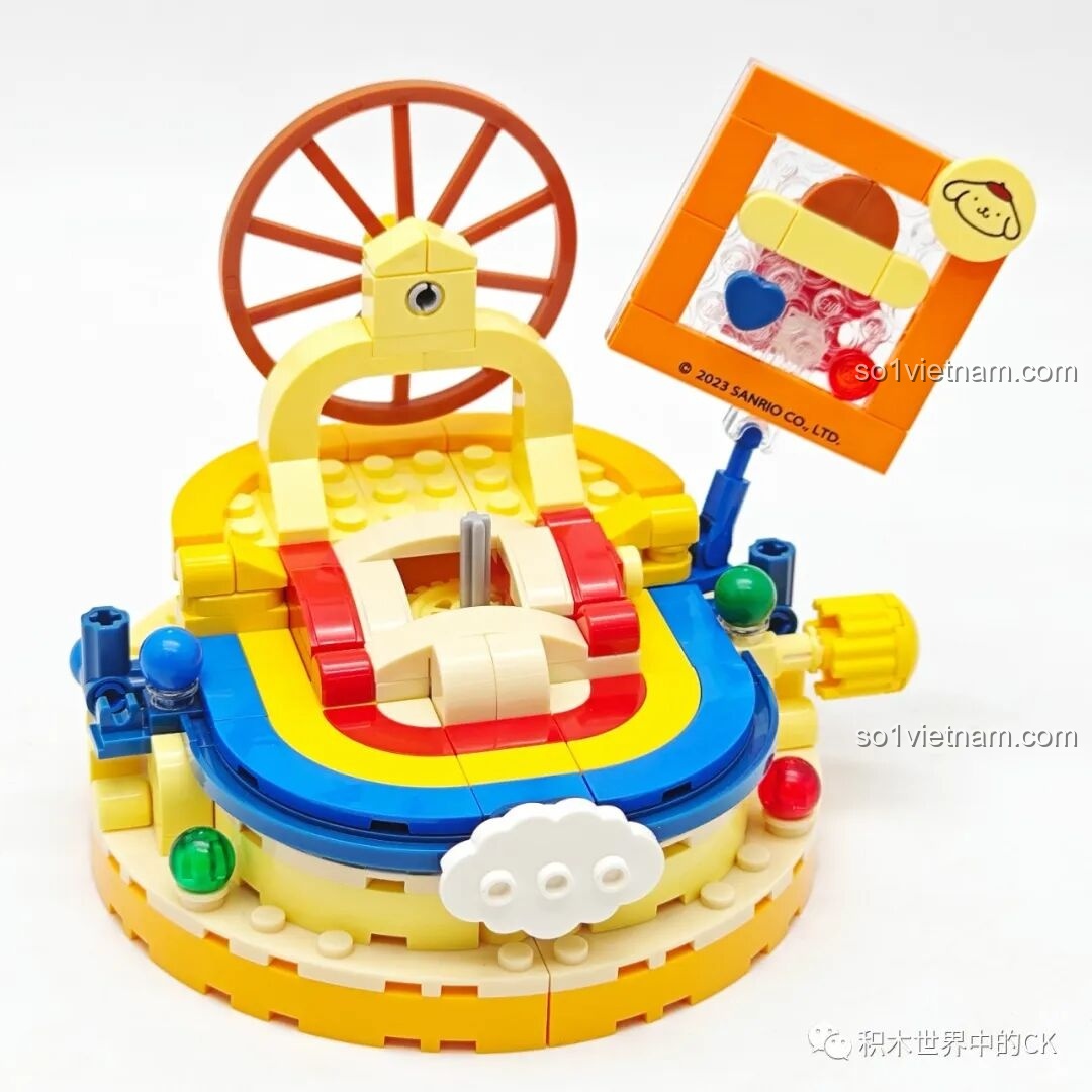 Quá trình lắp ráp phần sân khấu của bộ Keeppley K20826 Pompompurin với các chi tiết nhiều màu sắc.
