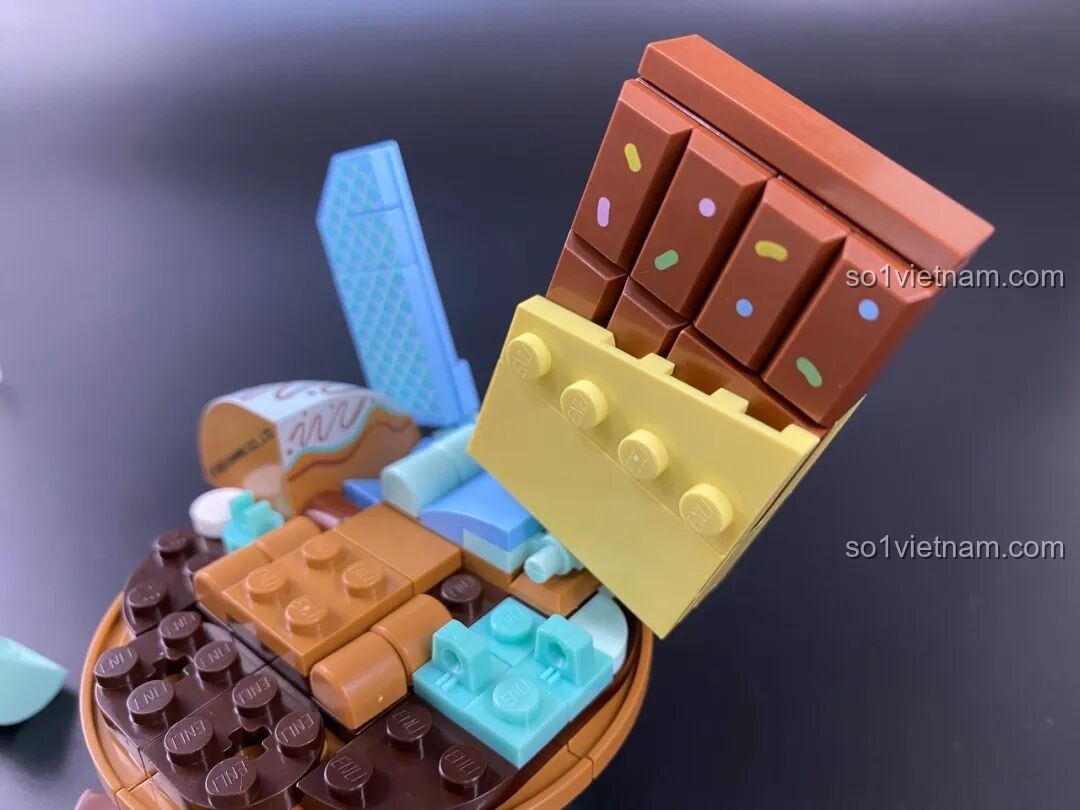 Lắp ráp thanh sô-cô-la trang trí cho mô hình cupcake Pochacco, một chi tiết sáng tạo.