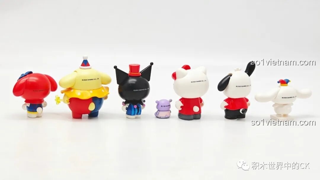 Mặt sau của 6 minifigure trong bộ sưu tập Keeppley Gánh Xiếc Sanrio, cho thấy chi tiết thiết kế phía sau.