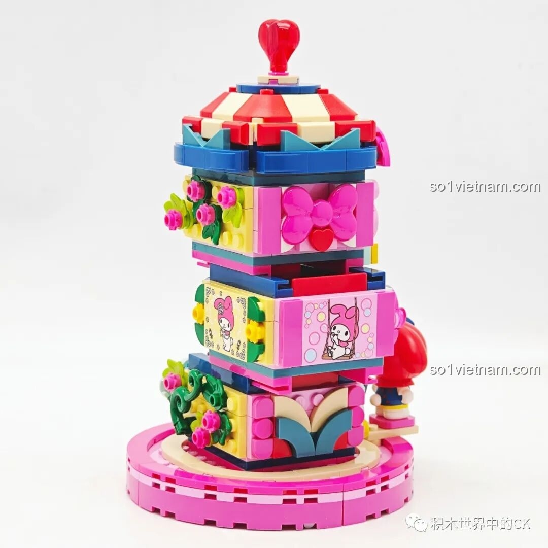 Mặt sau của mô hình lắp ráp Keeppley K20824 My Melody với các chi tiết trang trí và cấu trúc tháp.