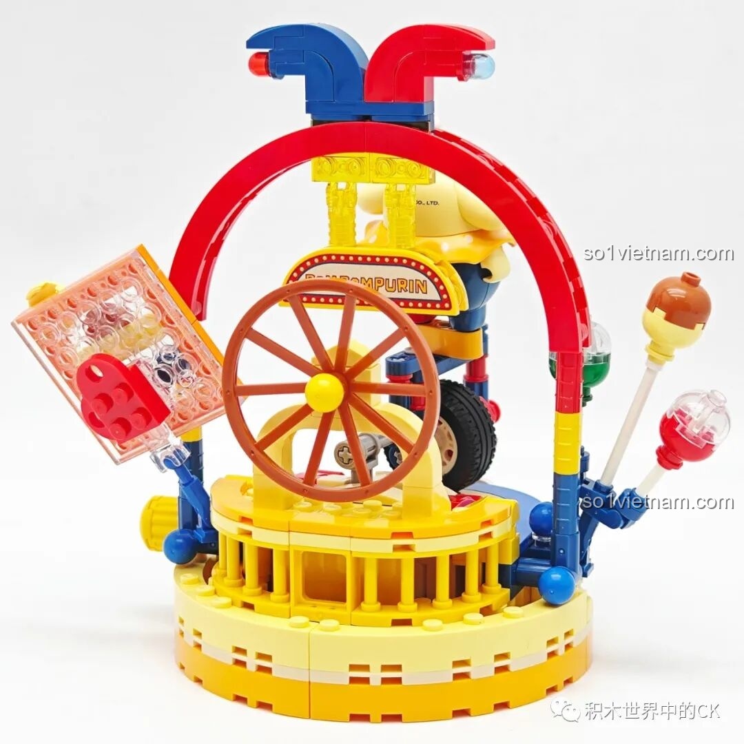 Mặt sau của mô hình lắp ráp Keeppley K20826 Pompompurin với các chi tiết trang trí và bánh xe lớn.