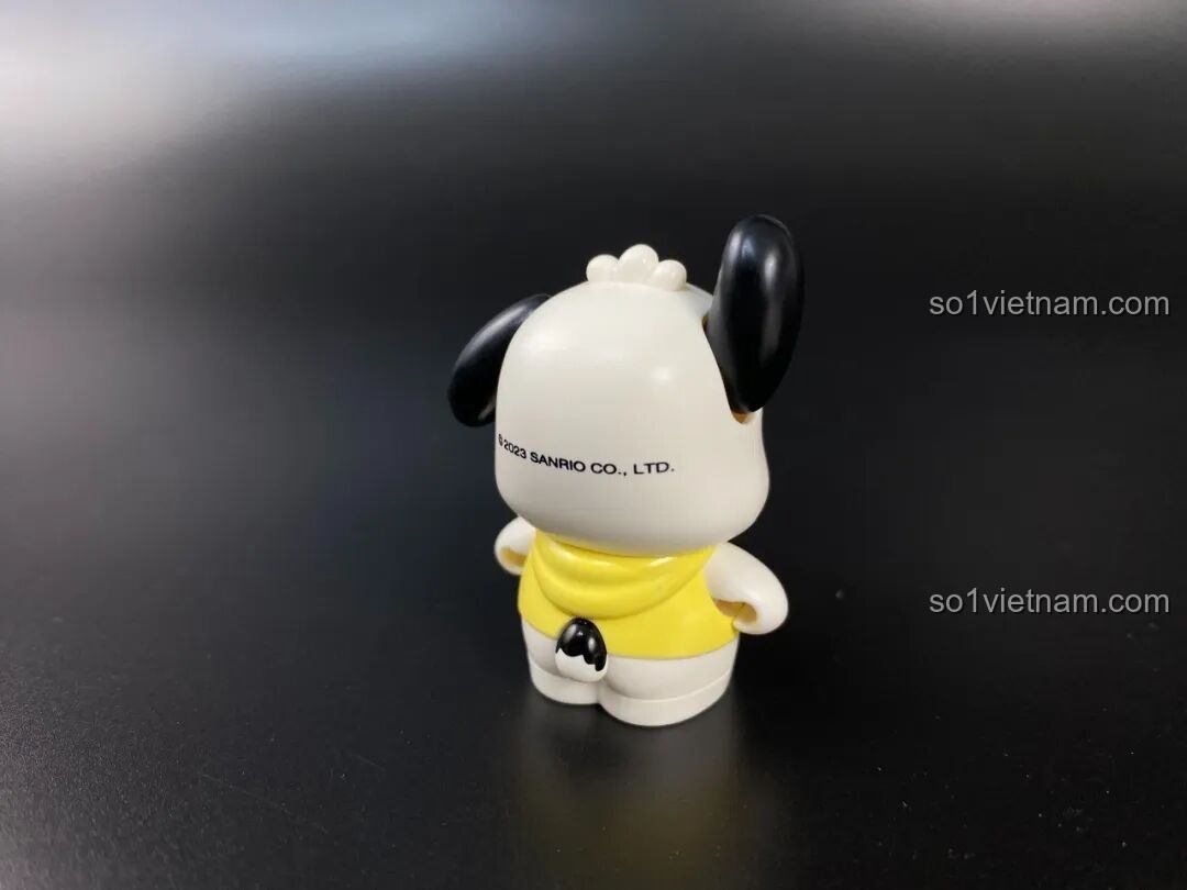 Minifigure Pochacco của Keeppley 20820 nhìn từ phía sau, có in logo bản quyền Sanrio.