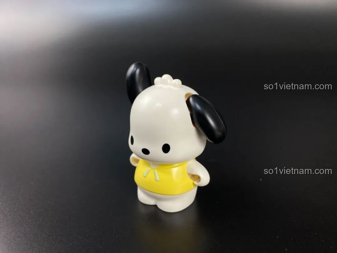 Cận cảnh minifigure Pochacco trong bộ Keeppley 20820, mặc áo vàng dễ thương, chất liệu nhựa cao cấp.