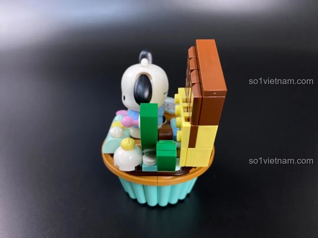 Góc nhìn chéo của mô hình cupcake Pochacco, khoe trọn vẻ đáng yêu và các chi tiết trang trí tinh xảo.