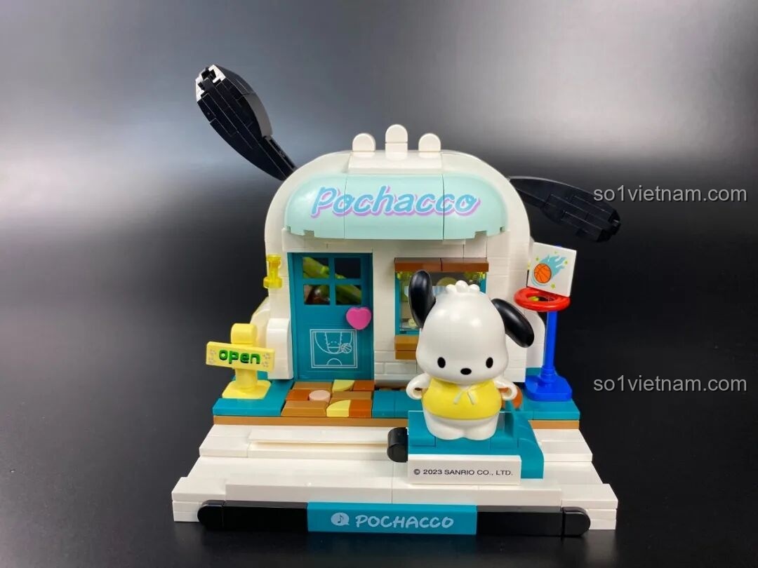 Mô hình Keeppley 20820 hoàn chỉnh cùng minifigure Pochacco đứng phía trước, sẵn sàng để trưng bày.