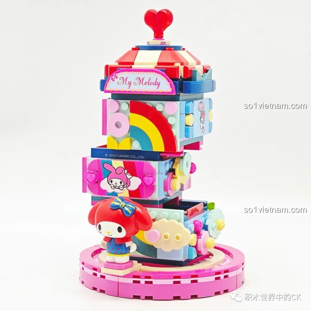 Mô hình Keeppley K20824 My Melody Gánh Xiếc Sanrio đã hoàn thiện, với tòa tháp màu hồng và cầu vồng.