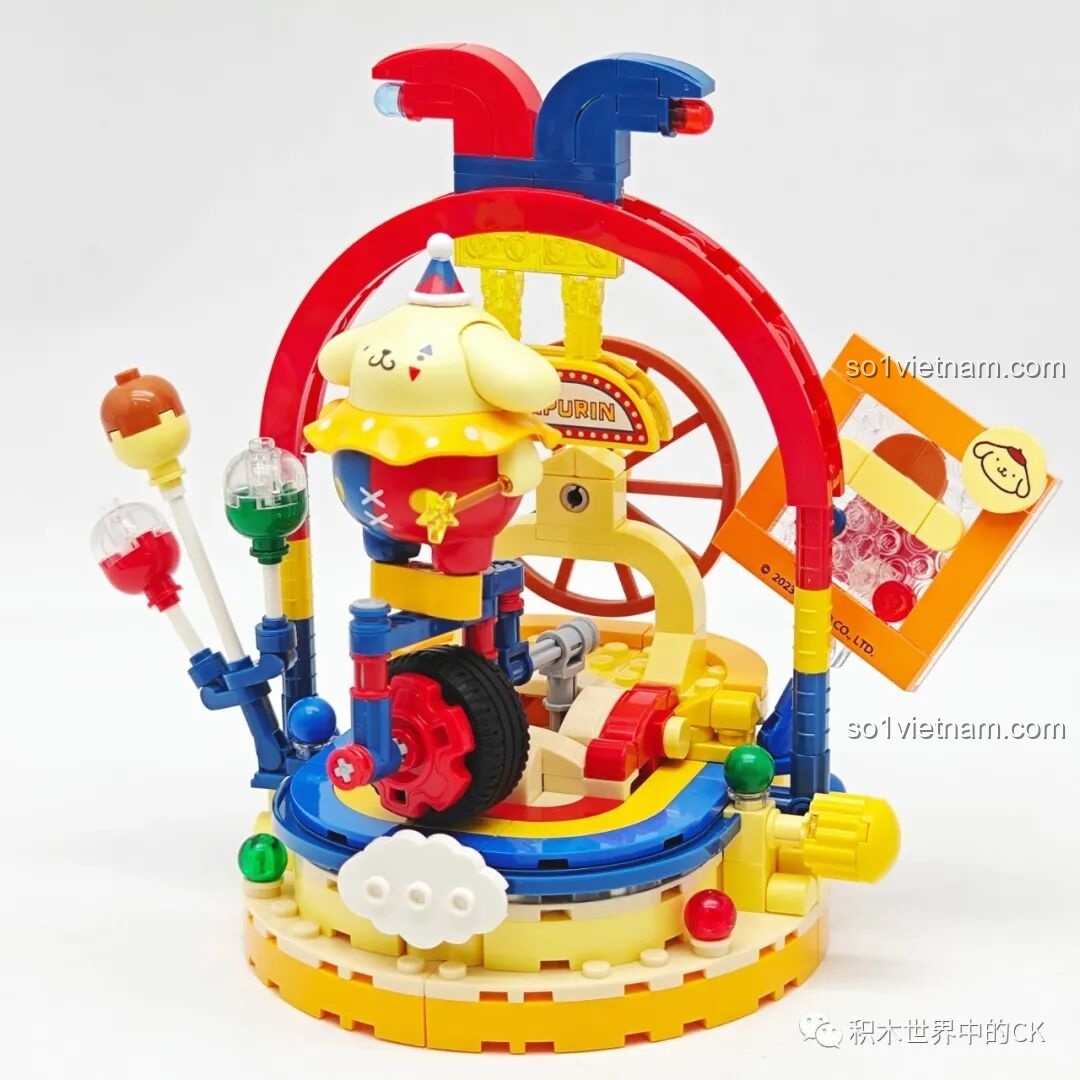 Mô hình Keeppley K20826 Pompompurin Gánh Xiếc Sanrio đã hoàn thiện, với Pompompurin trên xe đạp một bánh.