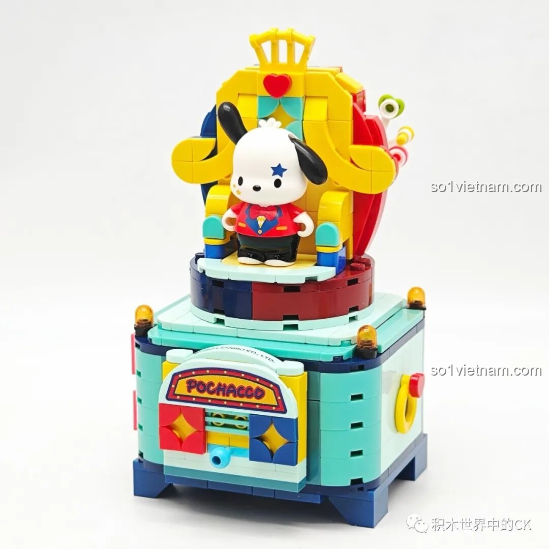 Mô hình Keeppley K20828 Pochacco Gánh Xiếc Sanrio đã hoàn thiện, với Pochacco ngồi trên ngai vàng.