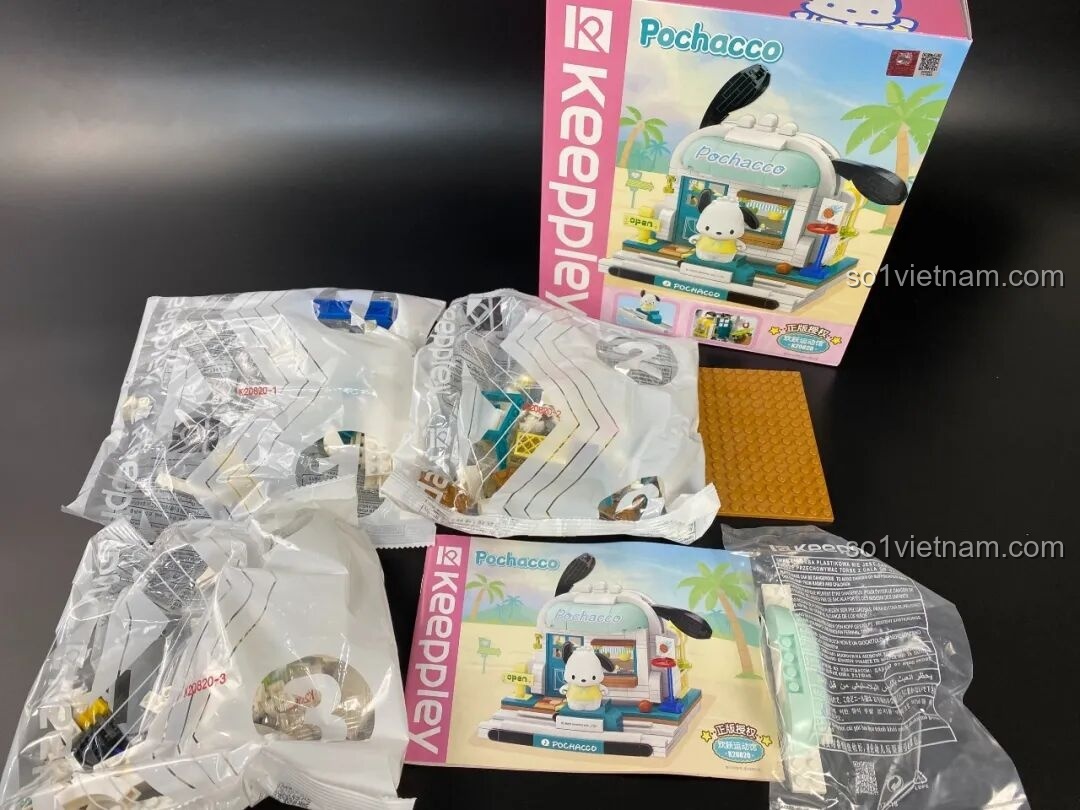 Bên trong hộp bộ lắp ráp Chú chó Pochacco cho trẻ từ 12 tuổi gồm các túi chi tiết và sách hướng dẫn.