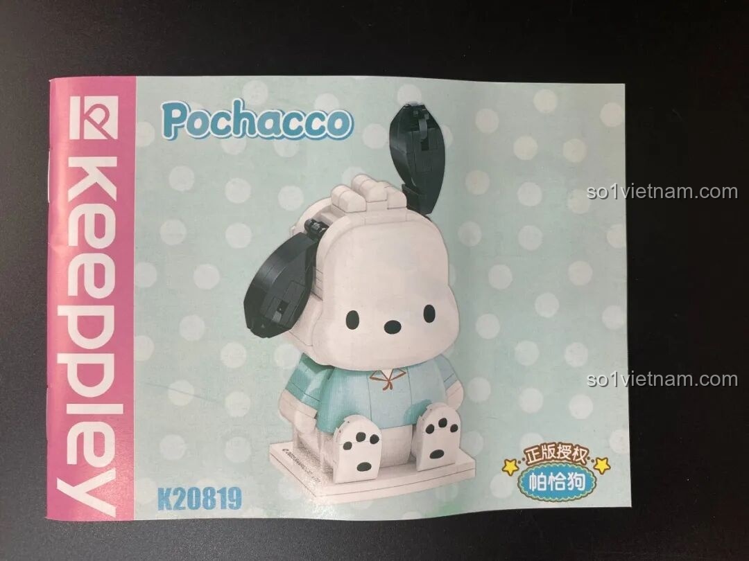 Mở hộp bộ lắp ráp figure Mô hình Pochacco cho bé gái 12 tuổi, bên trong có 3 túi chi tiết nhỏ.