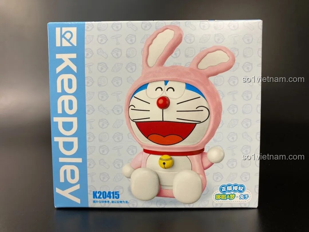 Mặt trước hộp bộ lắp ráp Keeppley Doraemon KUPPY phiên bản Thỏ Hồng, mã K20415.