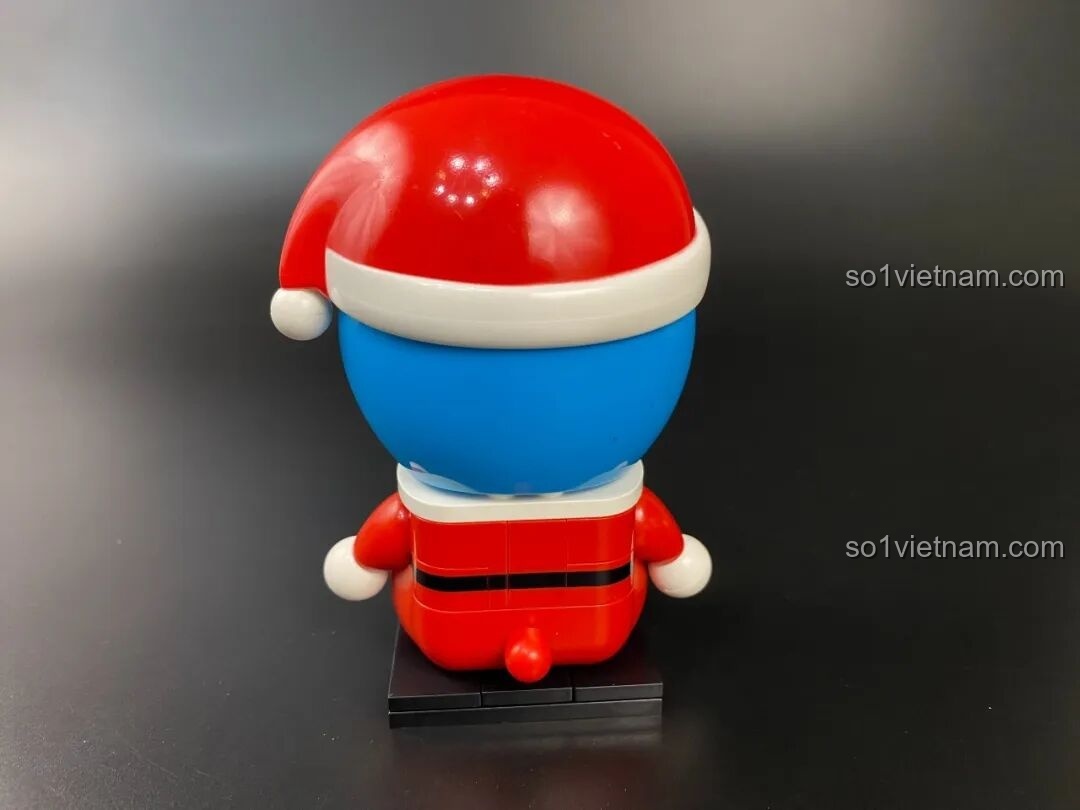 Mô hình Keeppley Doraemon KUPPY Giáng Sinh nhìn từ phía sau, có đuôi đỏ.