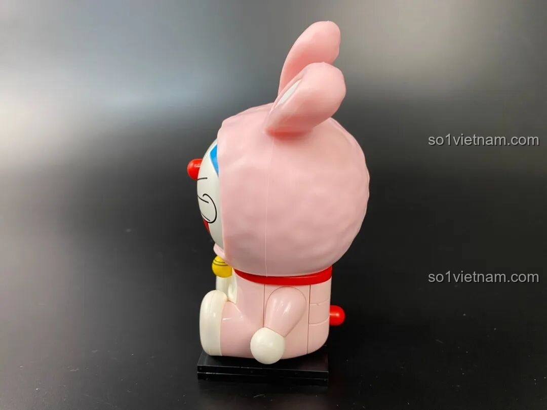 Mô hình Keeppley Doraemon KUPPY Thỏ Hồng nhìn từ bên hông phải.