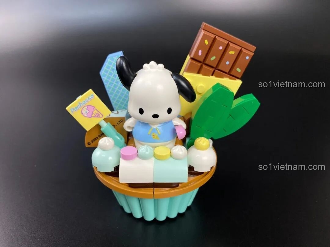 Góc nhìn khác của mô hình Keeppley Pochacco cupcake, khoe các chi tiết trang trí xung quanh.