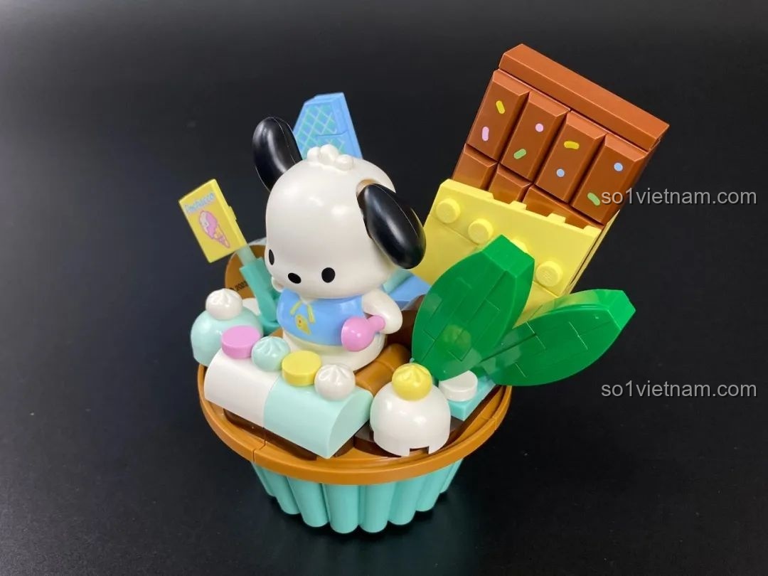 Thành phẩm bộ lắp ráp Keeppley Pochacco cupcake hoàn chỉnh, màu sắc hài hòa và thiết kế ngọt ngào.