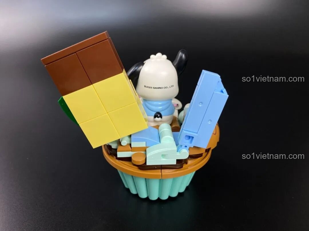 Mô hình Keeppley Pochacco cupcake nhìn từ phía sau, vẫn rất chi tiết và đẹp mắt.
