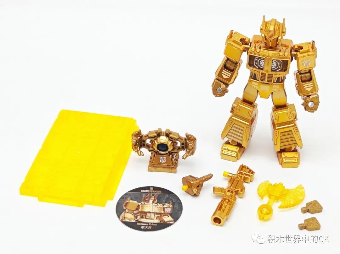 Phụ kiện Optimus Prime gồm vũ khí, tay thay thế và đế tròn