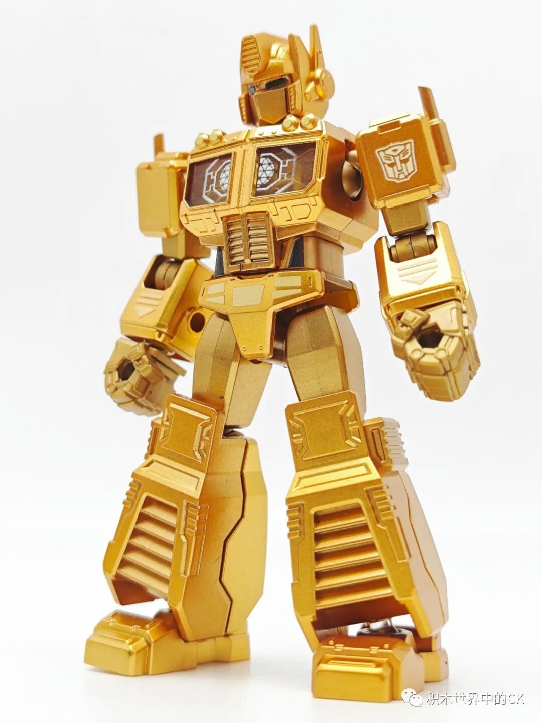 Optimus Prime mạ vàng với ngực trong suốt và mắt sáng