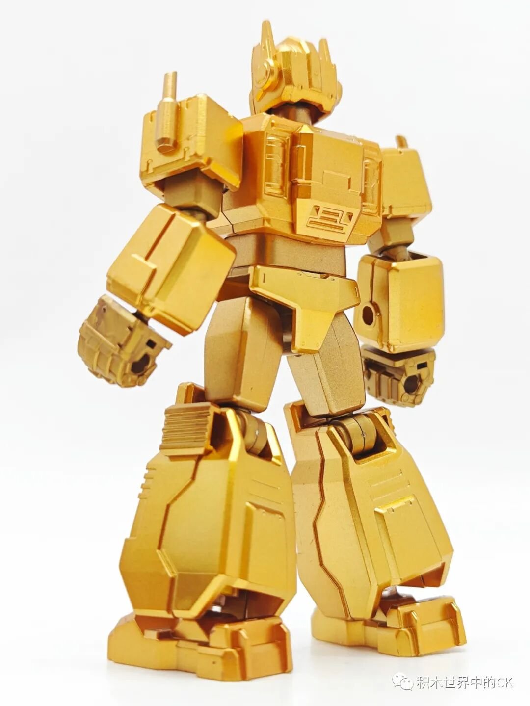 Toàn thân Optimus Prime phủ vàng với hai tông màu khác nhau