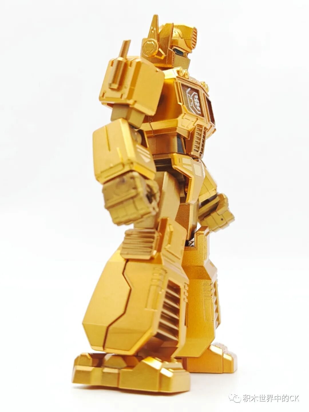 Góc nghiêng Optimus Prime cho thấy chiều sâu lớp mạ vàng