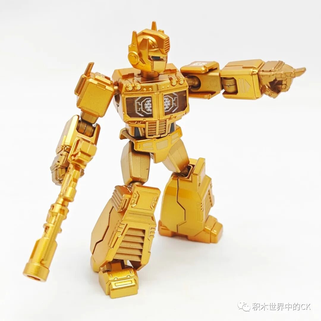 Optimus Prime cầm vũ khí ở tư thế hành động
