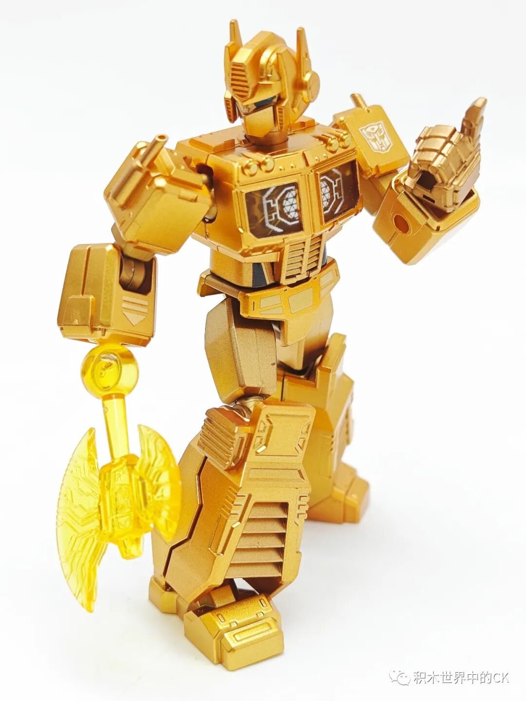 Optimus Prime cầm khối Matrix trên tay trong tư thế đứng