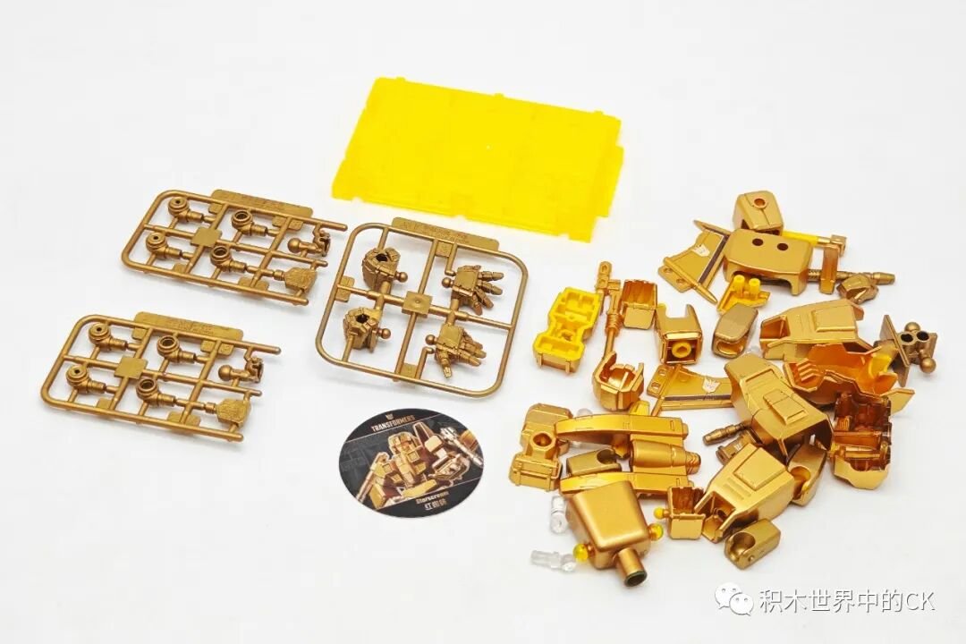 Phụ kiện Starscream gồm khay chi tiết và đế tròn