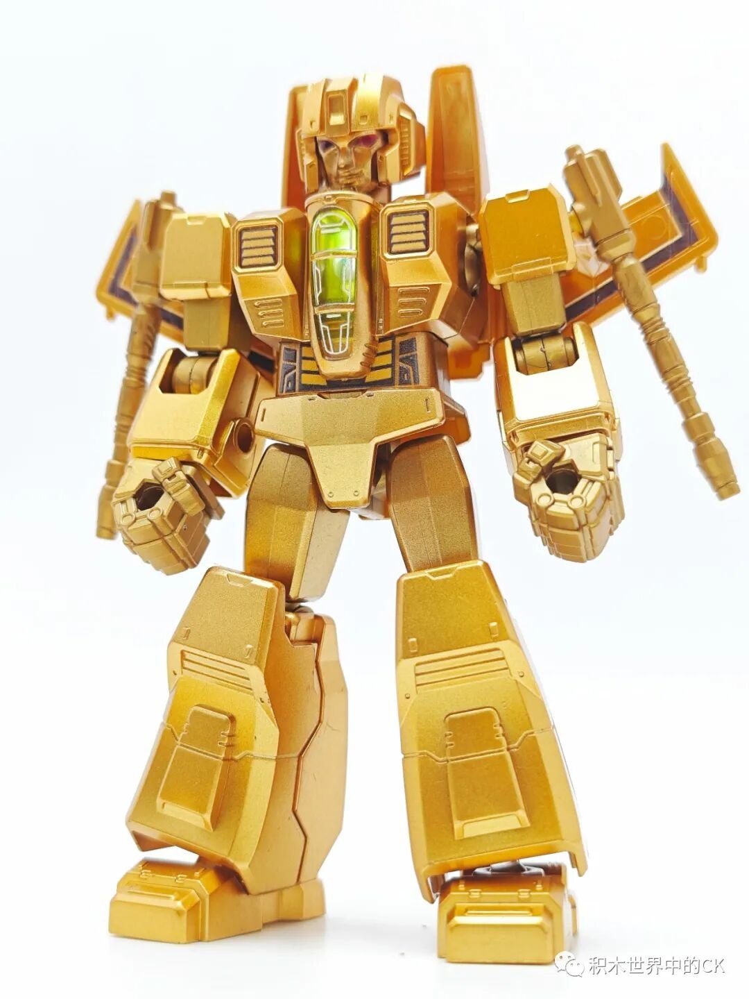 Starscream cầm vũ khí với đôi cánh lớn sau lưng
