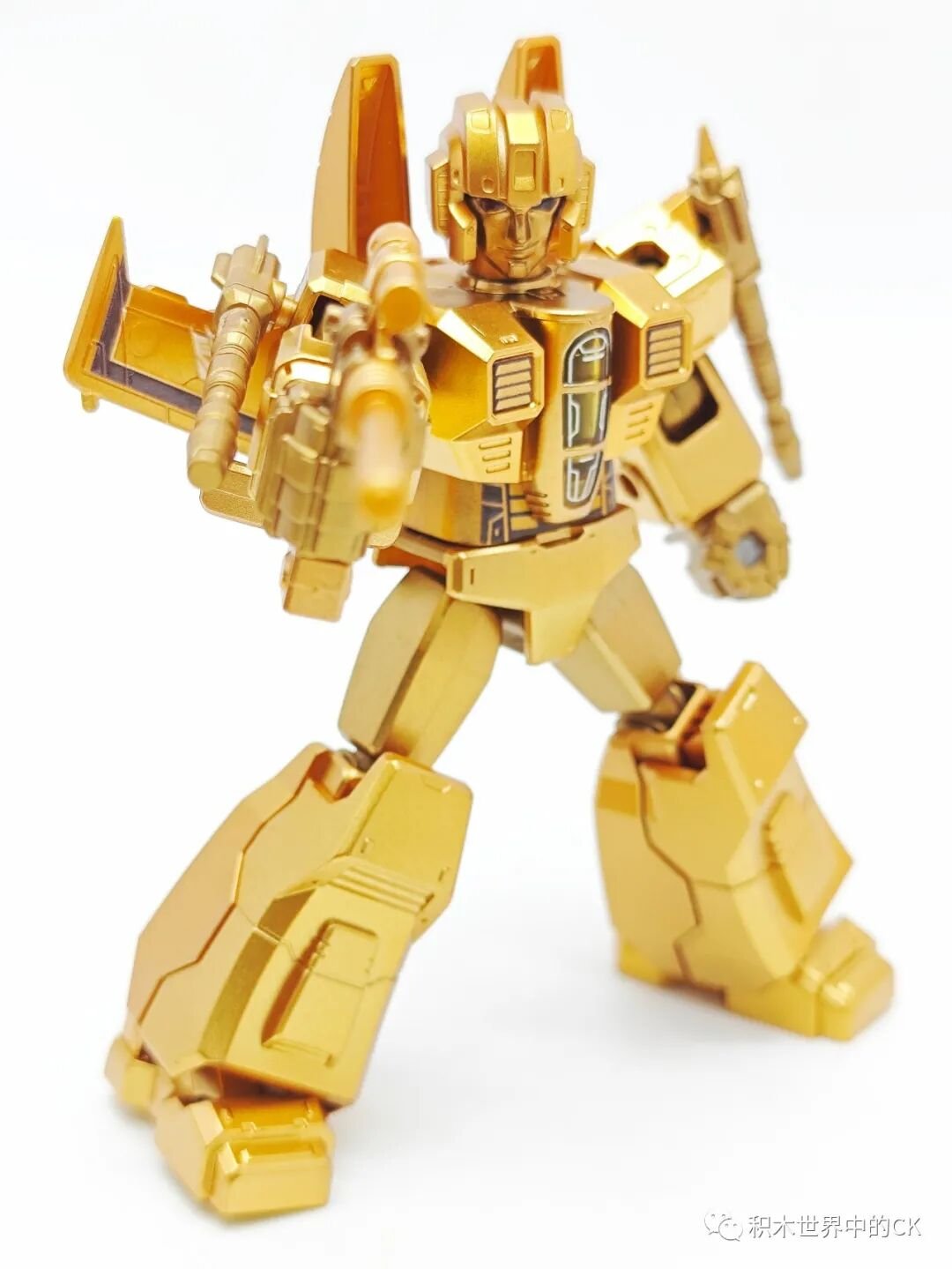 Starscream tạo dáng với vũ khí và cánh sau lưng