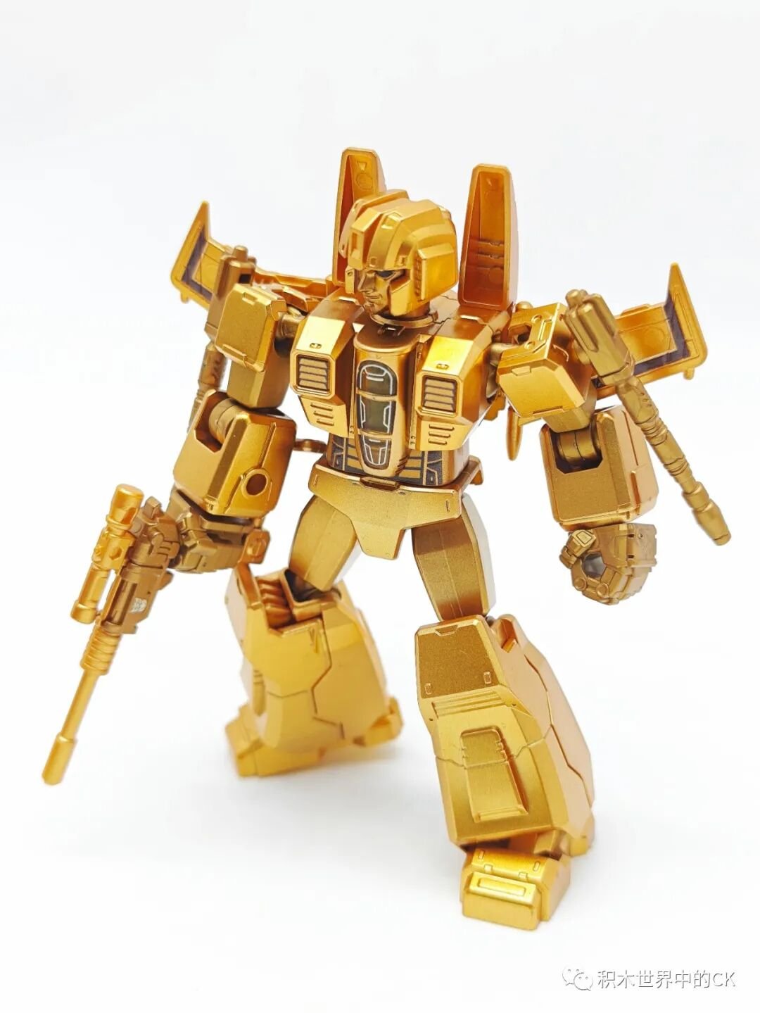 Starscream cầm súng laser trong tư thế chiến đấu