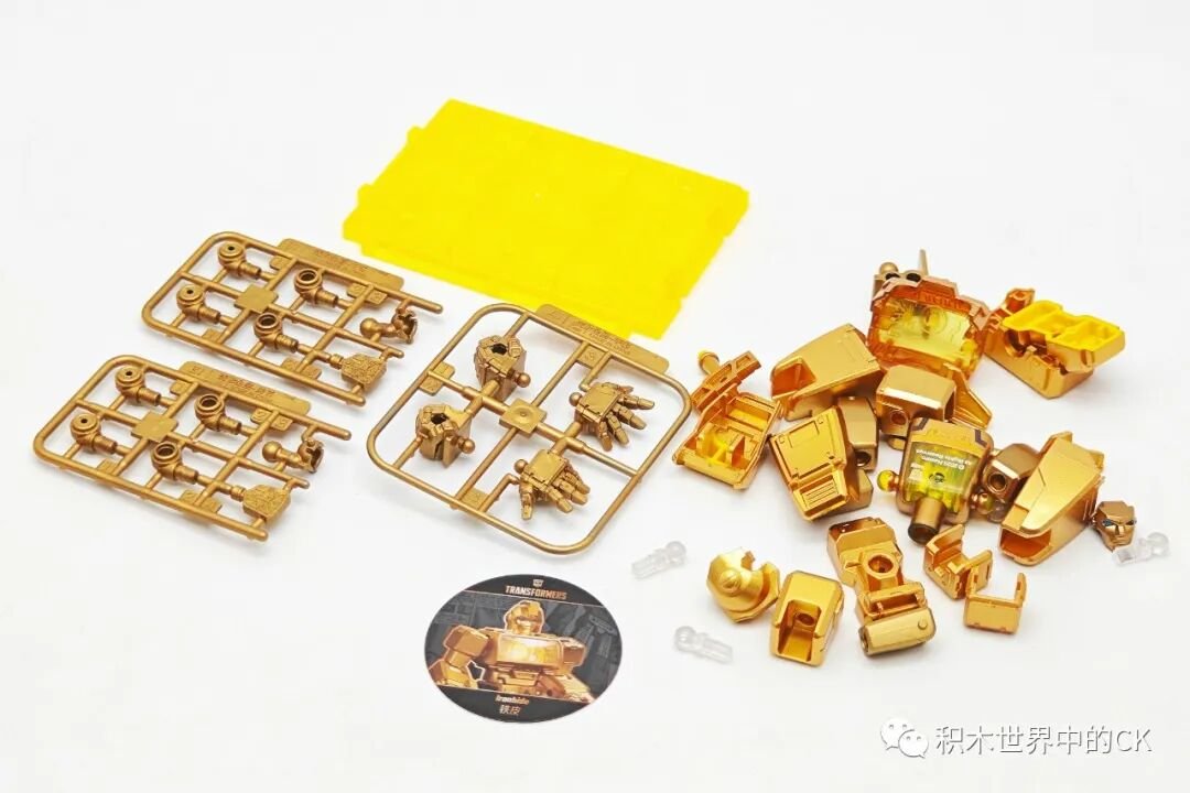 Phụ kiện Ironhide gồm khay chi tiết, đế tròn và tay thay thế