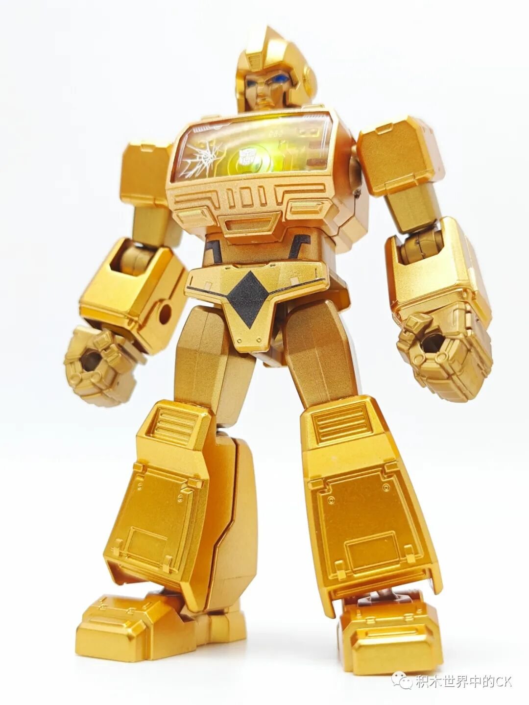 Ironhide mạ vàng với phần ngực trong suốt và vai rộng