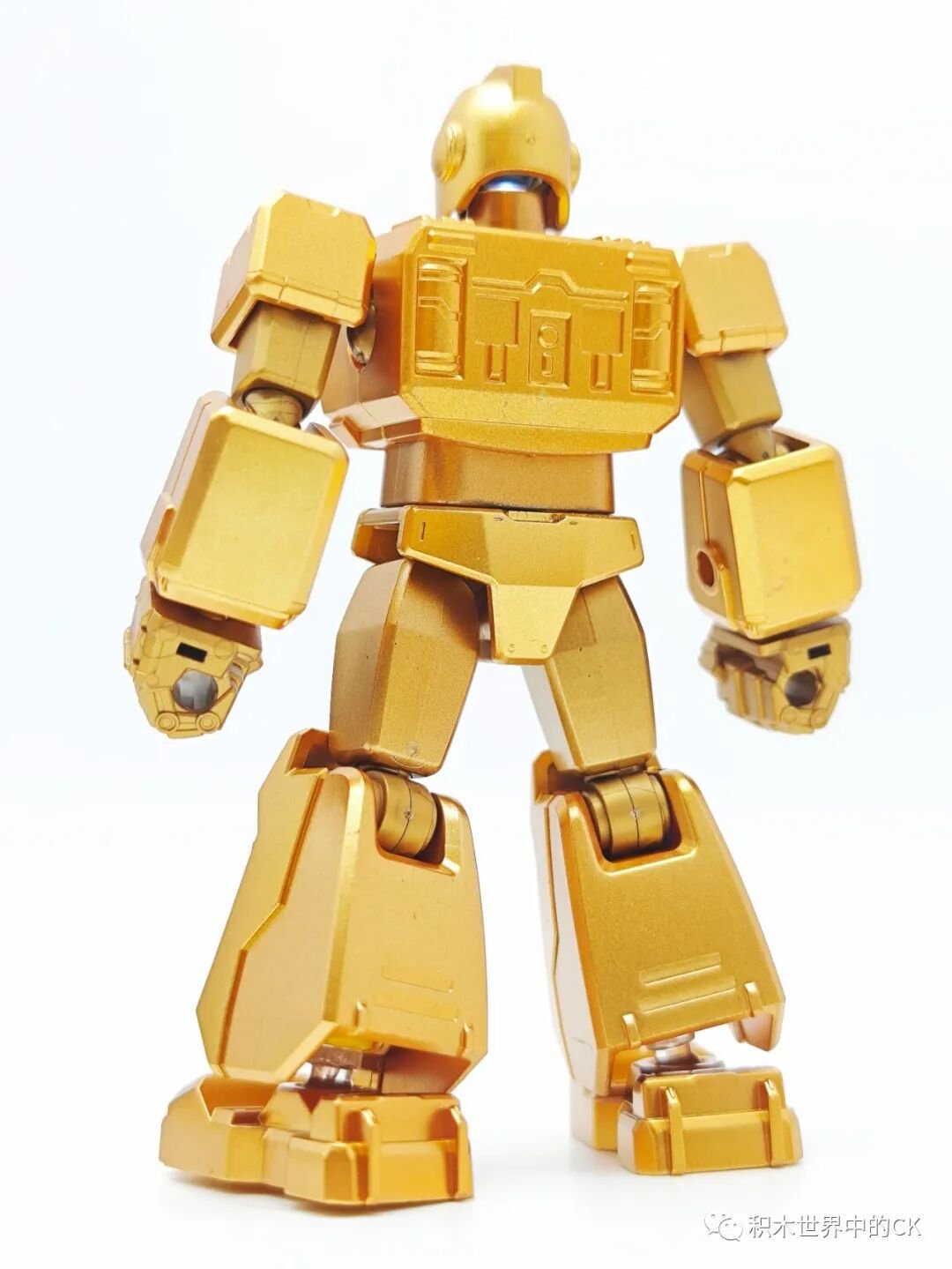 Mặt sau Ironhide cho thấy thân hình to và vai rộng