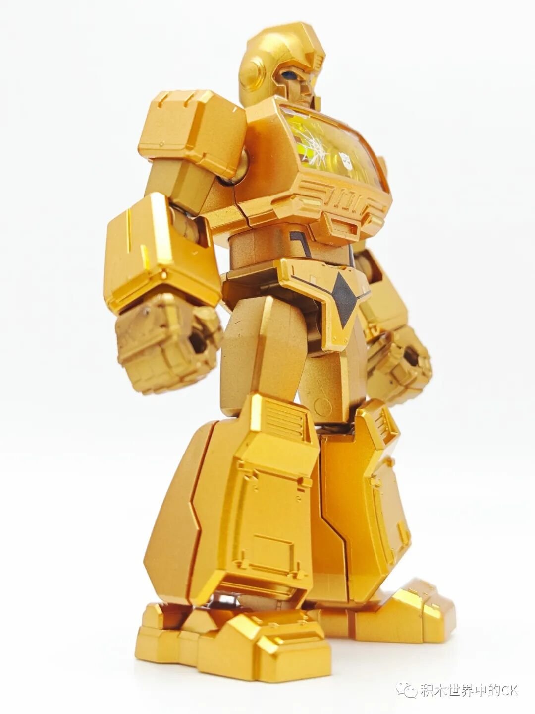 Góc nghiêng Ironhide mạ vàng với phần ngực trong suốt