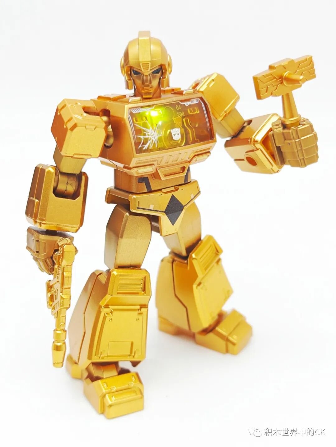 Ironhide cầm súng laser ở tư thế hành động