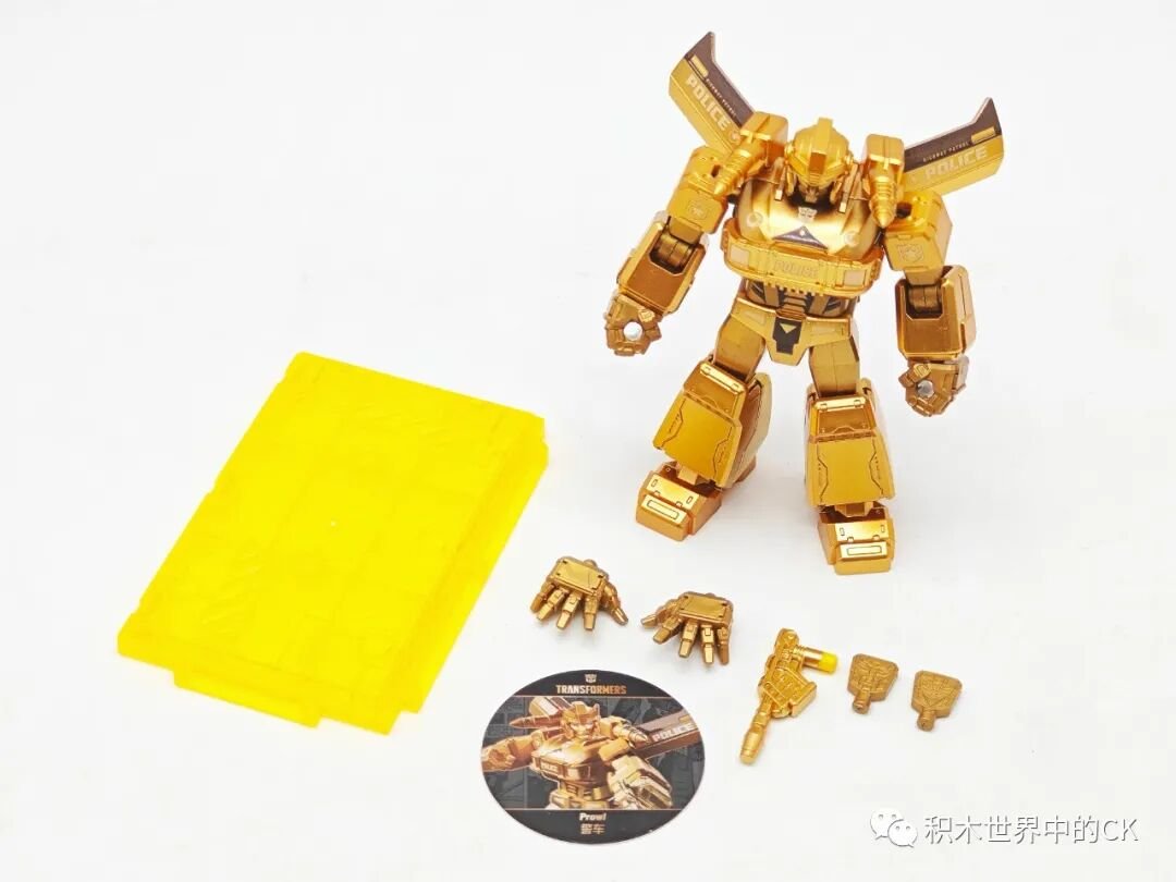 Prowl mạ vàng đứng cạnh phụ kiện và đế tròn