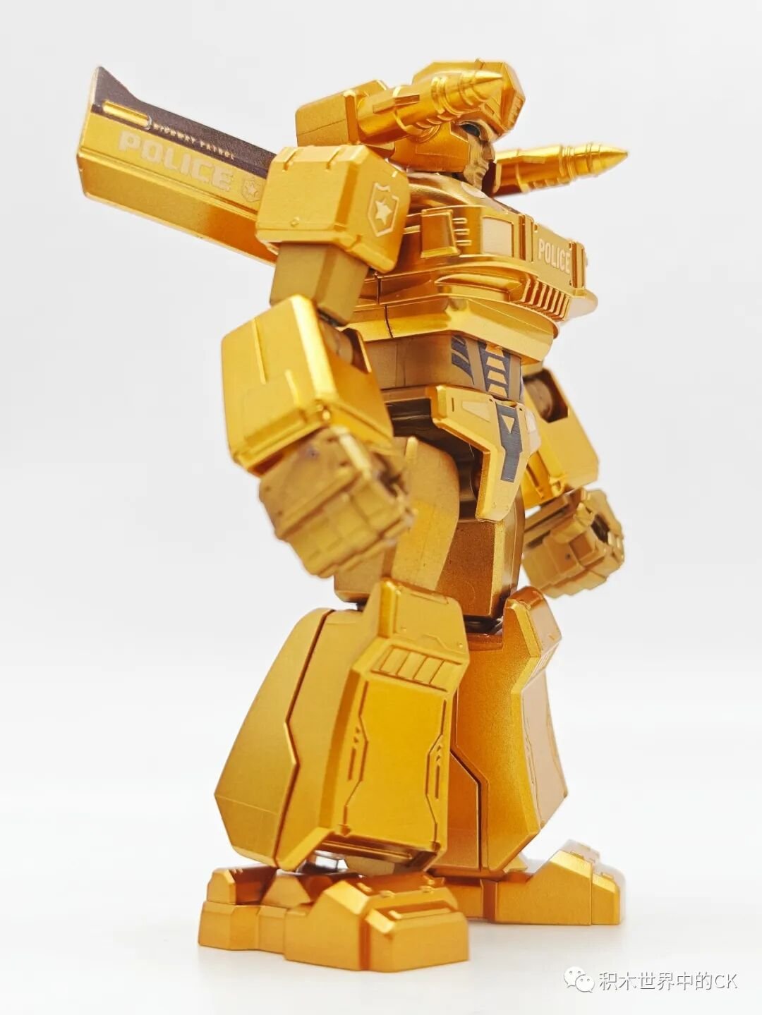 Góc nghiêng Prowl làm rõ họa tiết eo và đùi