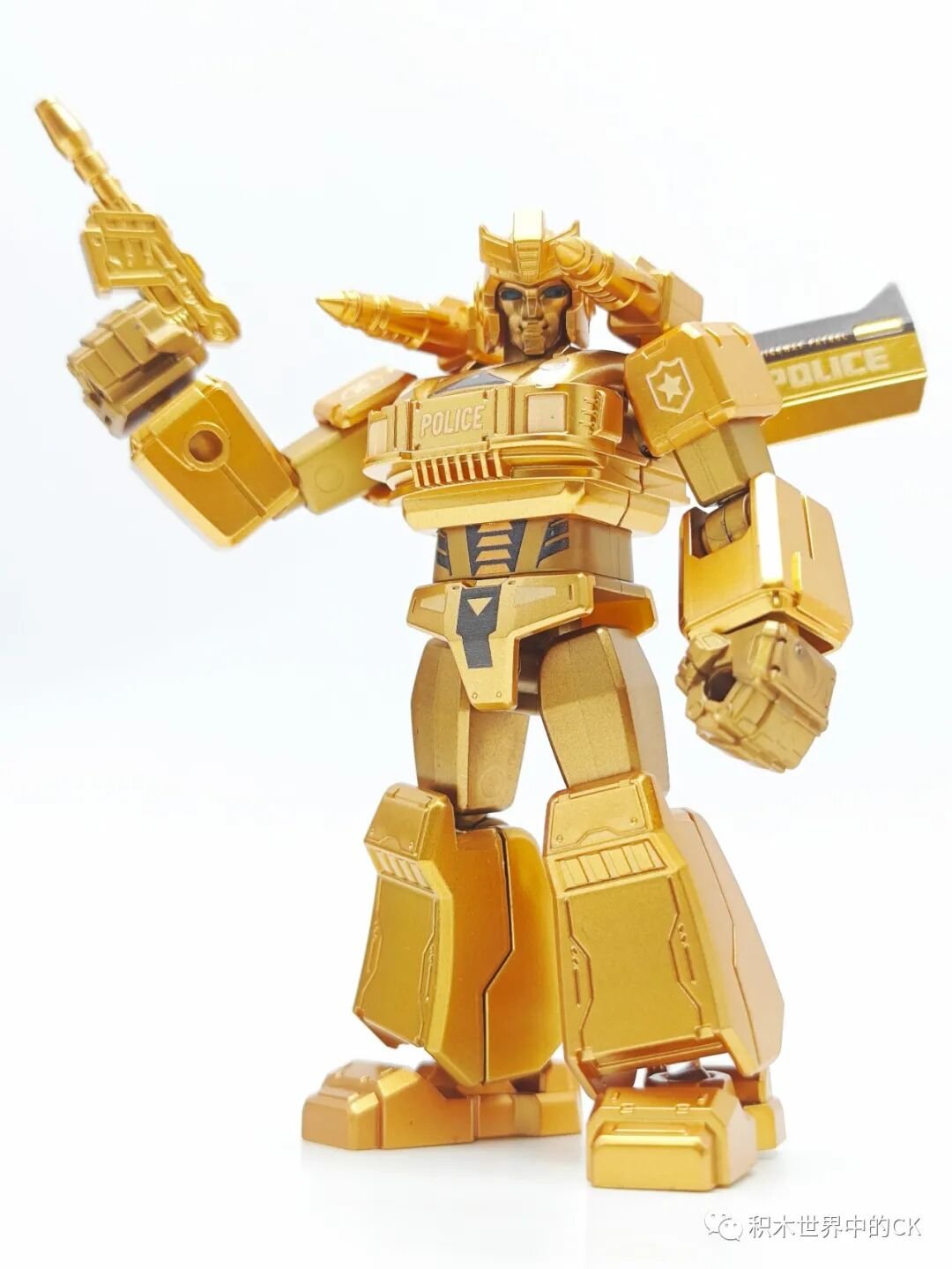 Prowl cầm vũ khí trong tư thế chiến đấu