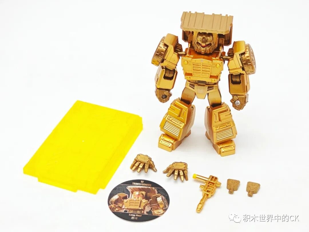 Grapple mạ vàng đứng cạnh phụ kiện tay thay thế