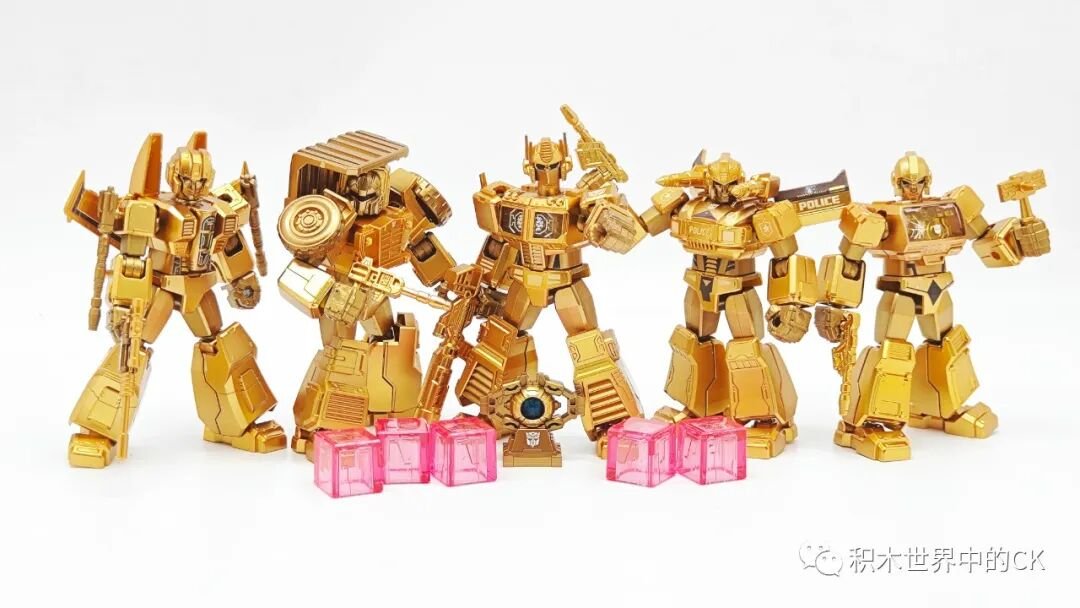 Bộ năm robot vàng BLOKEES 71191 bên các khối năng lượng hồng