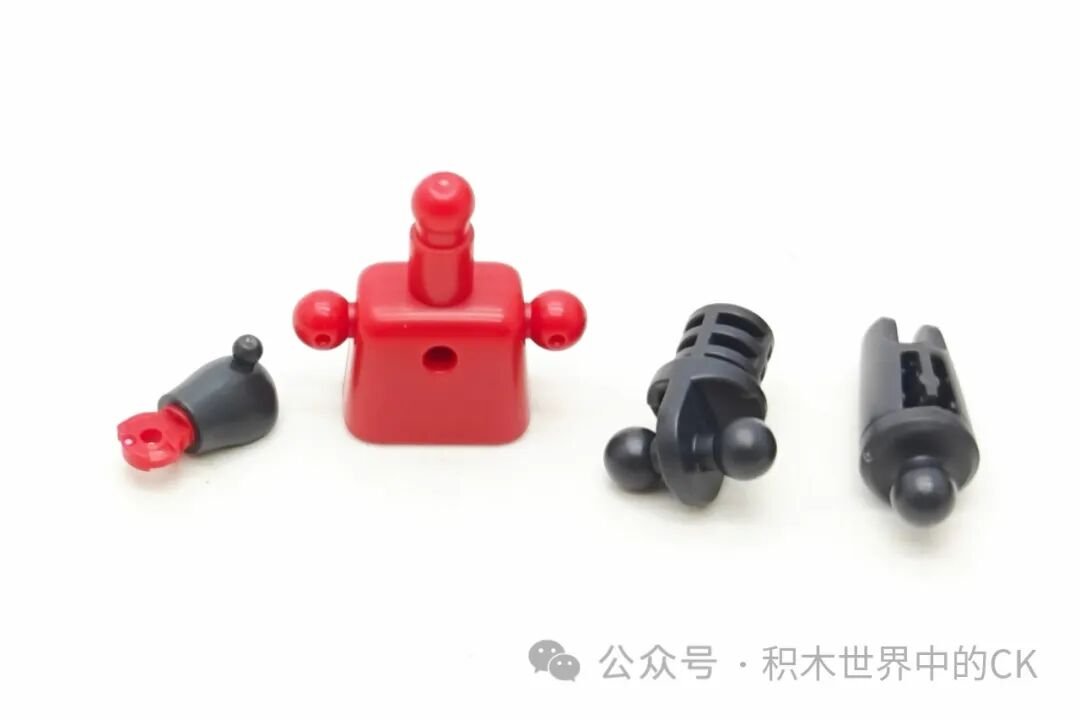 Cận cảnh cụm khớp đỏ và hai bàn tay đen của thân 8cm
