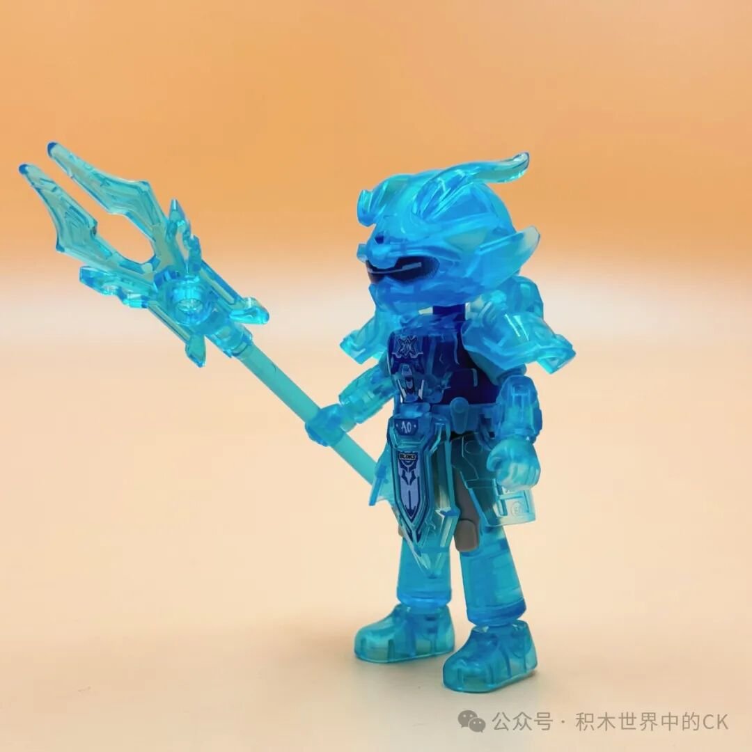 Nâng kích chéo, lưỡi và gai nhọn ánh xanh rõ nhất