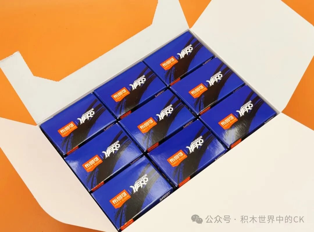 Mở hộp lớn, mười hai hộp nhỏ xếp thành hai hàng