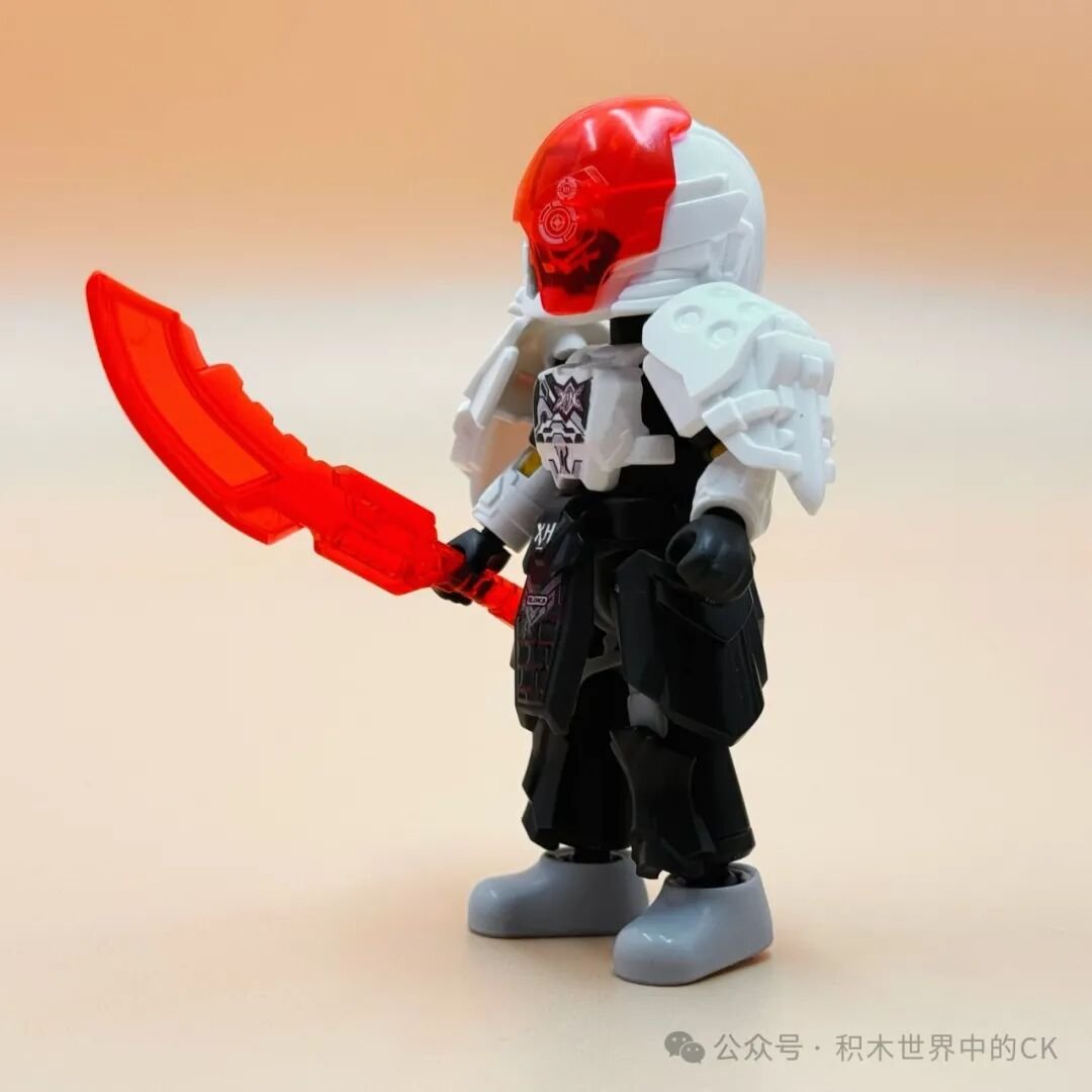 Nhìn phía còn lại, lưỡi đao đỏ cong vút ra sau