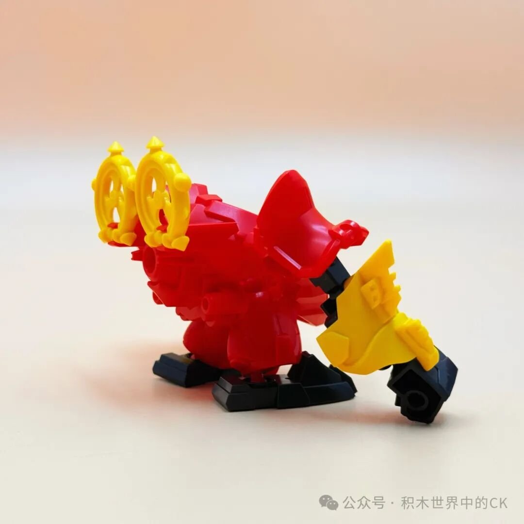Mặt sau Hồng Liên giáp, lưng đỏ lớn, tay giáp vàng chĩa