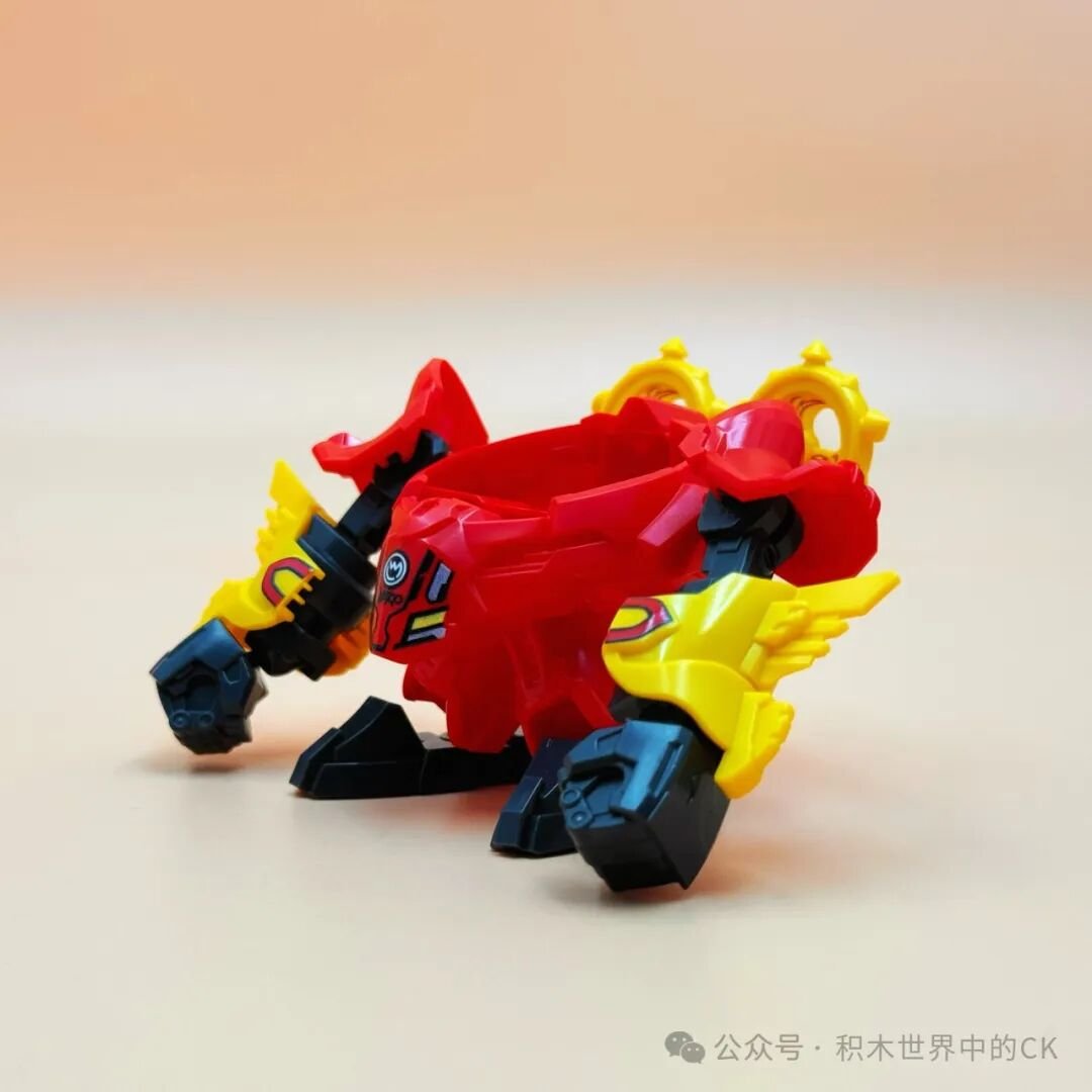 Nghiêng Hồng Liên giáp, như cỗ máy nhỏ rỗng bên trong