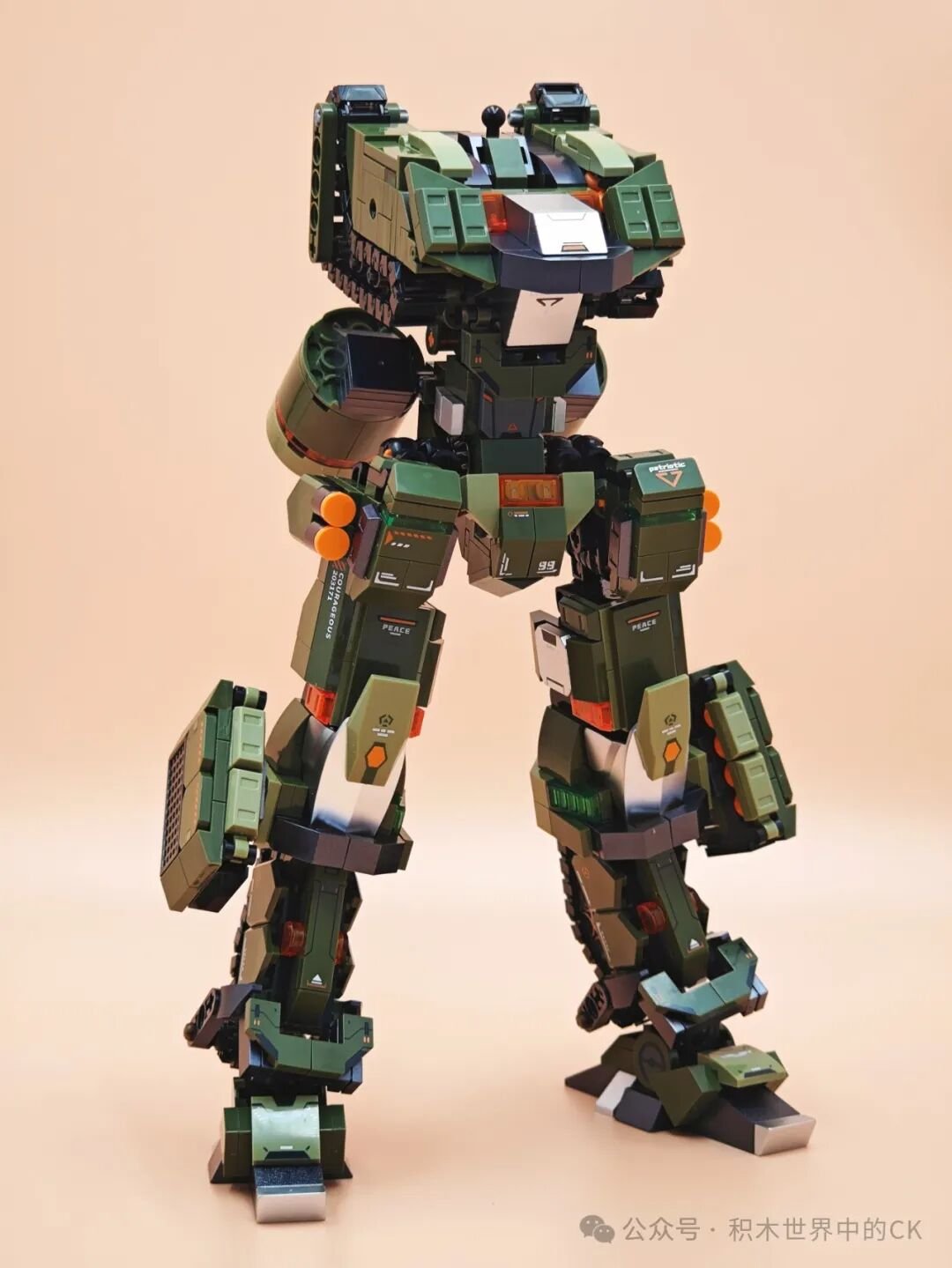 Hai chân mecha gắn vào thân, dáng đứng cân đối