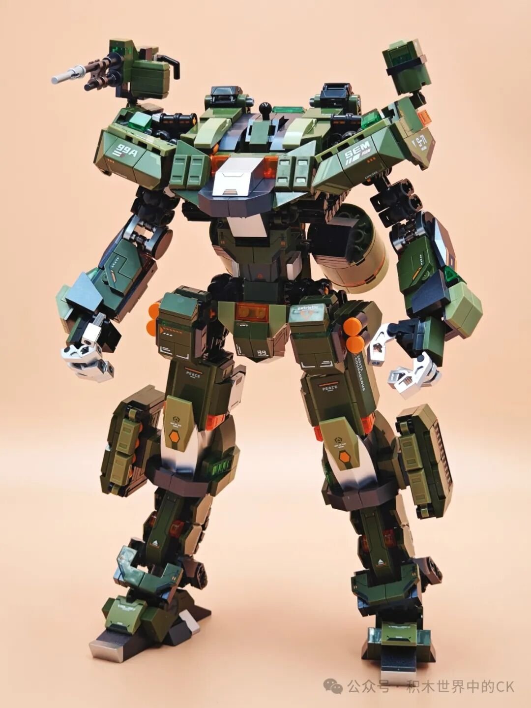 Thân trên mecha gắn hai cánh tay và bàn tay có ngón