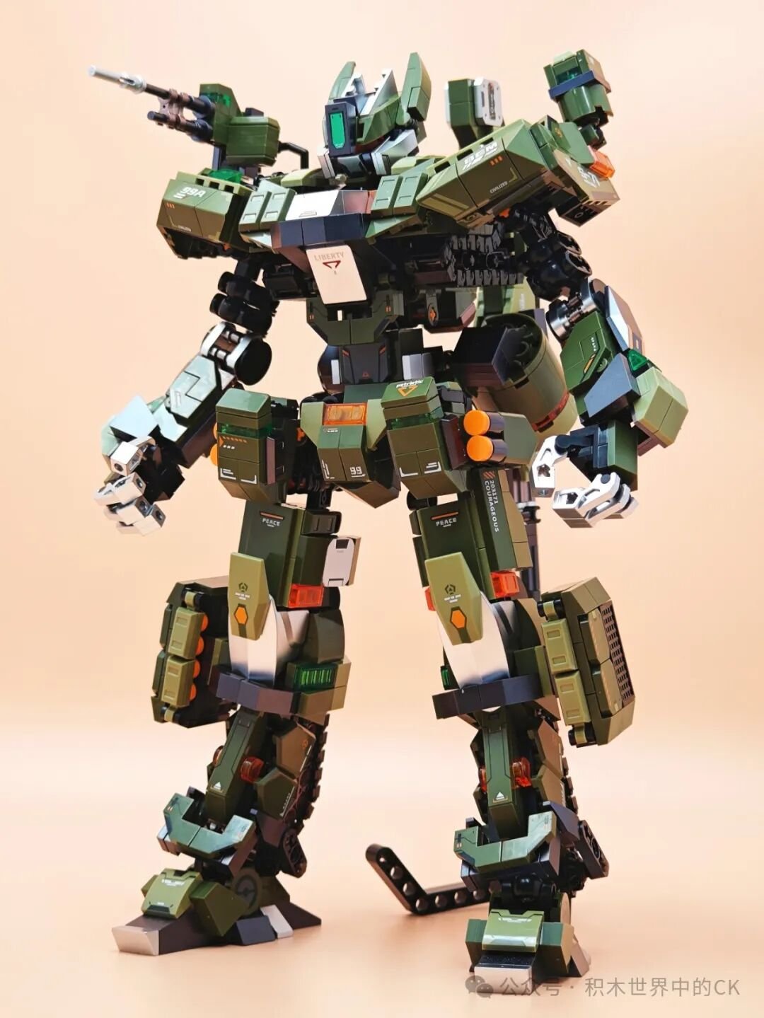 Mecha 99A hoàn chỉnh đứng hiên ngang với súng bắn tỉa
