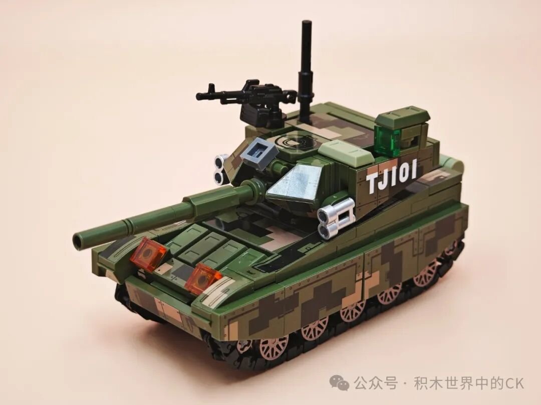 Xe tăng nhỏ góc chéo, tháp pháo và súng máy trên nóc